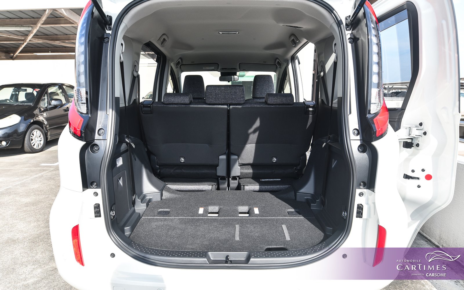 Toyota Sienta Hybrid photo 14